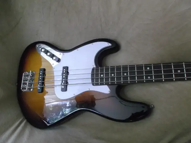 Stagg Basse gauchere in Guitars in Sherbrooke - Image 5