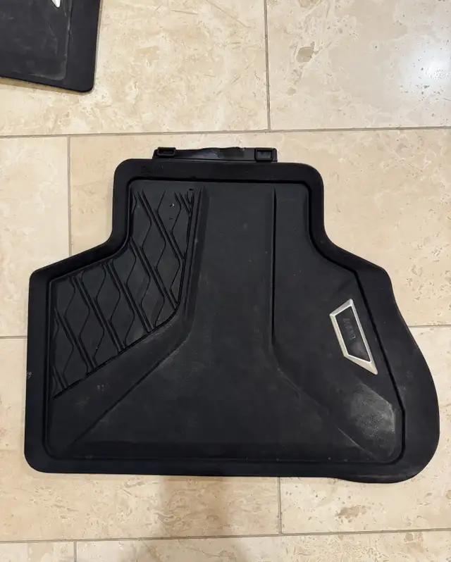 Original BMW X5 Winter Floor Mats 2025-2019 in Other Parts & Accessories in Markham / York Region - Image 3