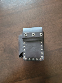 Étuis cuir clouté/ a stodded leather case, pouch pattern