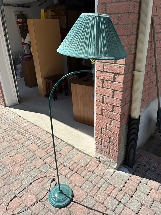 Vintage Green Arched Floor Lamp in Indoor Lighting & Fans in Markham / York Region - Image 2