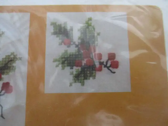 The Creative Circle Kits 2408 Holly and Berries in Hobbies & Crafts in Ottawa - Image 4