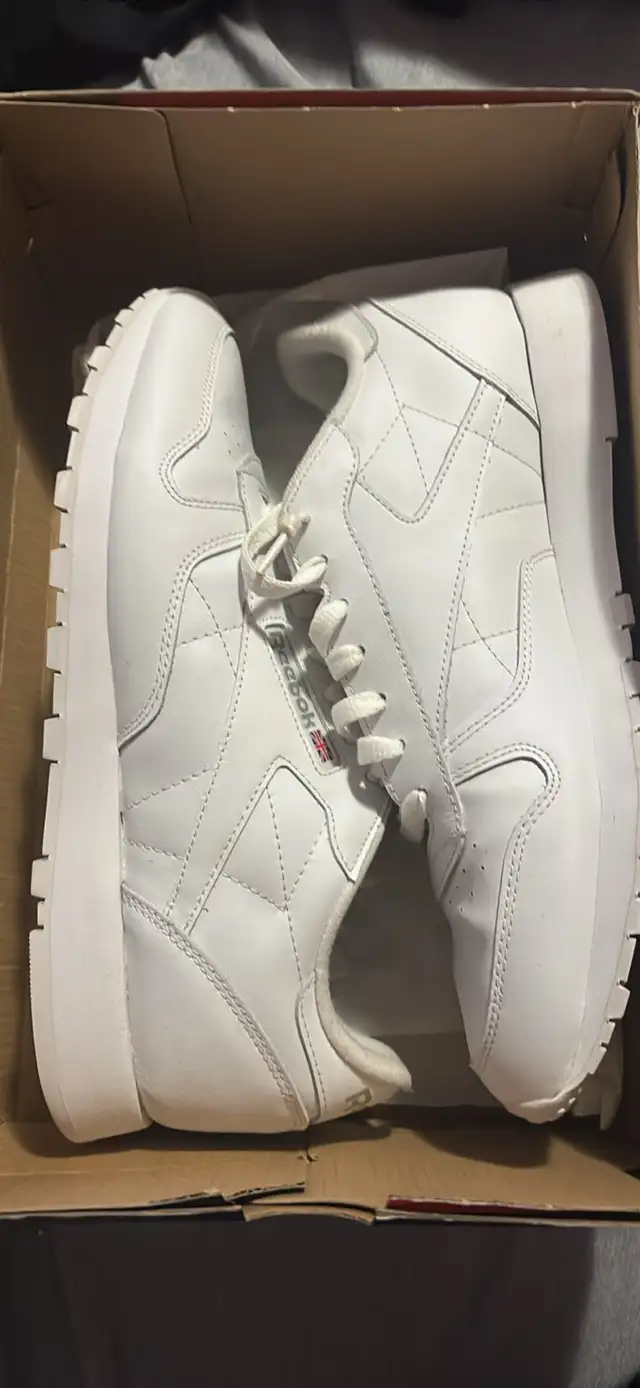 Reebok classic leather shoes in Men's Shoes in Kitchener / Waterloo - Image 2