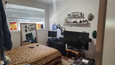 Bedroom for rent in 3 bedroom, 1 & 1/2 bath townhouse. $900 a month includes heat, hot water, hydro,...