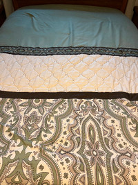 Queen comforter set with decorative accent pillows!!!! Only $30!