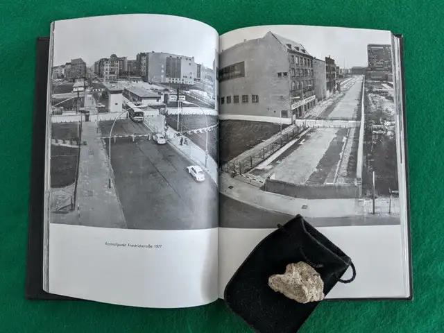 A Piece of history the Berlin Wall - Mur de Berlin in Arts & Collectibles in Gatineau - Image 9