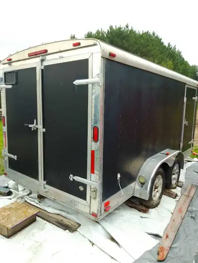Deux trailer fermer a vendre tout en aluminium prix a discuter 'nesitez pas si vous avez questions 8...