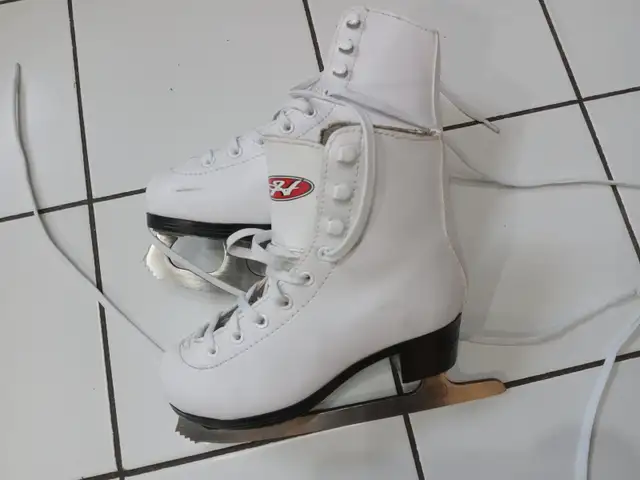Patin artistique fille grandeur 12J /12Y (petite fille 4 ou 5 a) in Skates & Blades in Laval / North Shore - Image 7