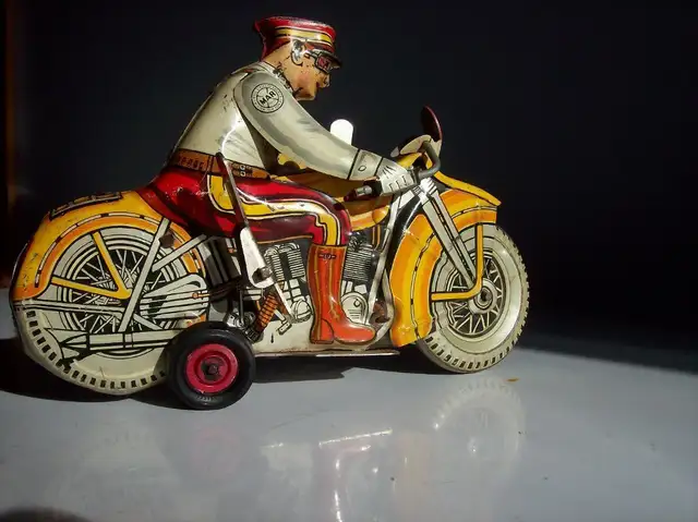 2 TIN MOTORCYCLES ~ WIND UP ~ KEY OPERATED INCLUDING 1 MARX TOYS in Other in Winnipeg - Image 7