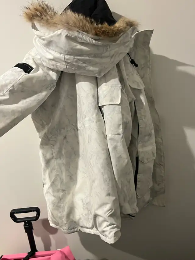 Canada Goose Expedition Parka Early Version with Real Coyote Fu in Women's - Tops & Outerwear in City of Toronto - Image 7