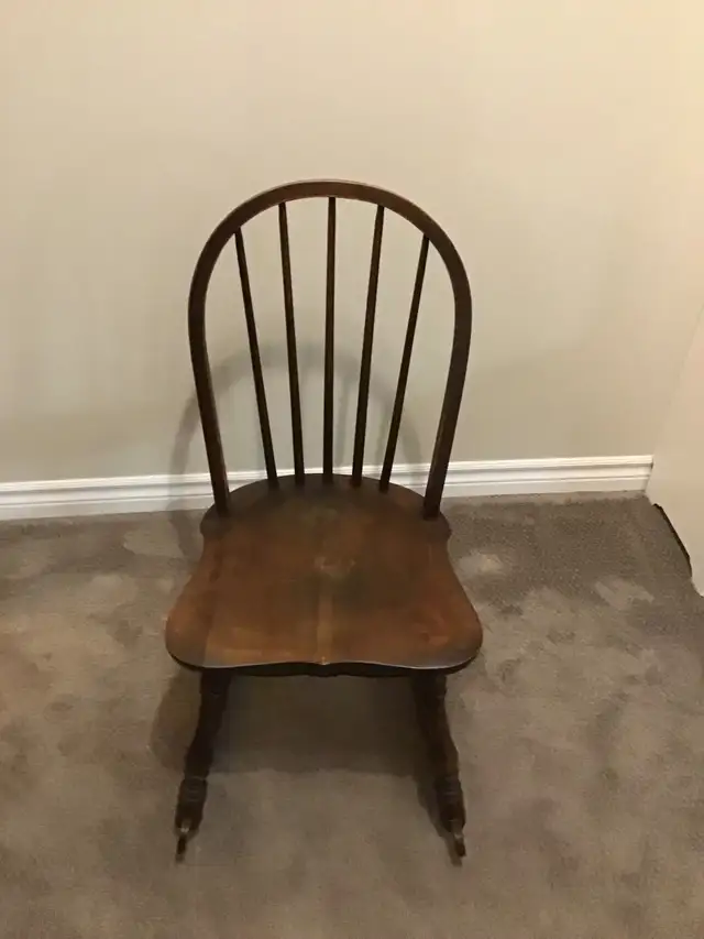 Small wooden Antique rocking chair. in Chairs & Recliners in Ottawa - Image 2