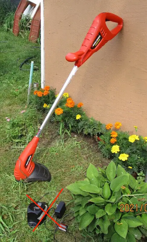 Black & Decker Cordless Grass Trimmer for Parts in Lawnmowers & Leaf Blowers in Kingston - Image 3