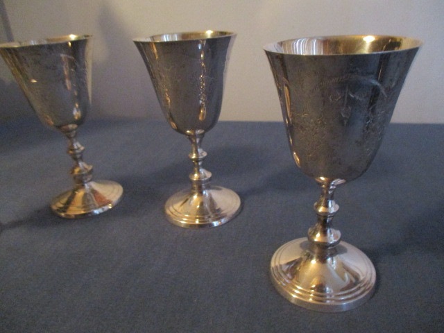 4 VINTAGE PLATED WINE GLASSES-GRAPE VINES ENGRAVED-200/S-INDIA dans Art et objets de collection  à Laval/Rive Nord - Image 3