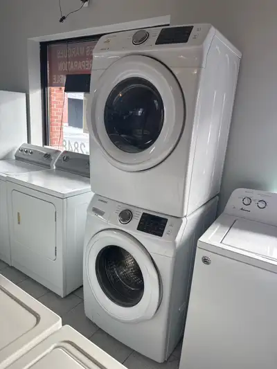 Voici une laveuse et sécheuse Samsung à chargement frontal, idéale pour votre buanderie. Cet ensembl...