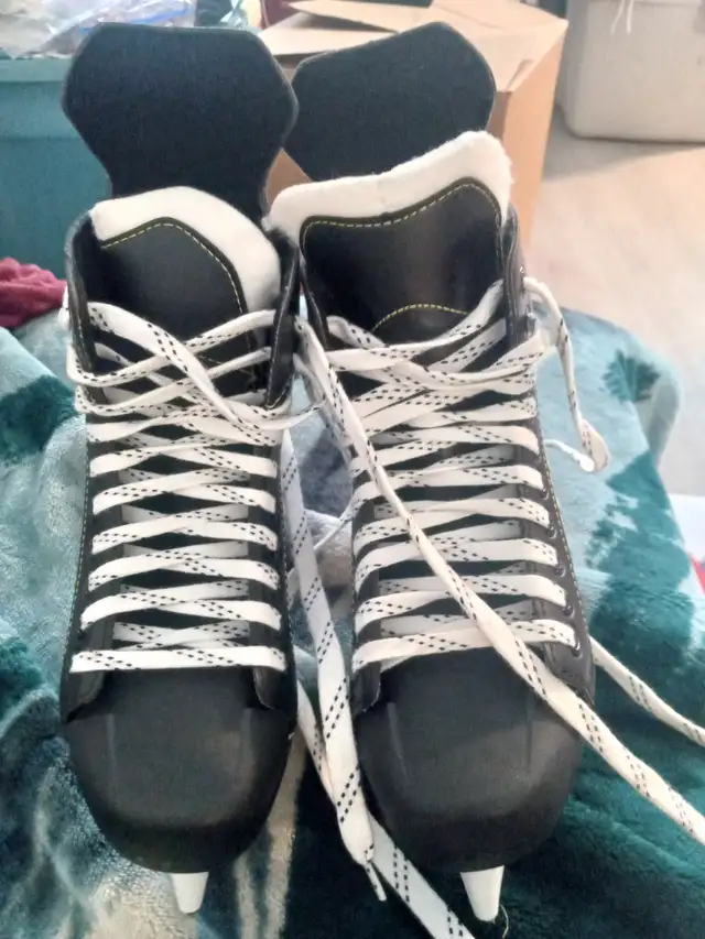 Kids ice skates like new. in Skates & Blades in Red Deer - Image 6