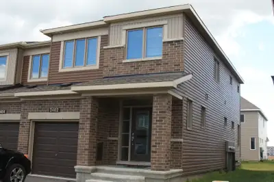 Townhome End Unit In Barrhaven available for Rent Property Address: Address: 2462 Waterlily way, Ott...