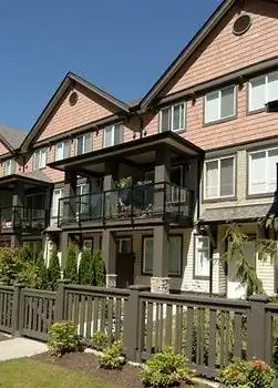 Two bedroom townhouse available -2minutes walk to Edmonds Skytra