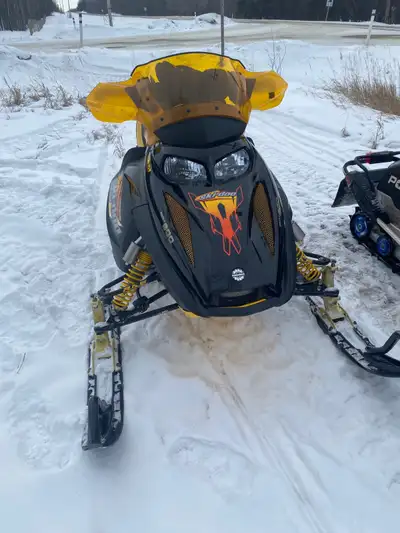 For Sale 2003 Ski Doo MXZ 800. Like new condition. 3091 kms, electric start, reverse, 121 inch track...