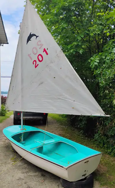 Petit voilier en bonne condition, facile a utiliser,très stable,10 pi de long x 4 pi de large ,prêt...