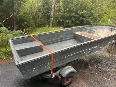 14 foot fiberglass boat , 20 inch transom, no leaks , no trailer , bridgewater , can deliver locally...