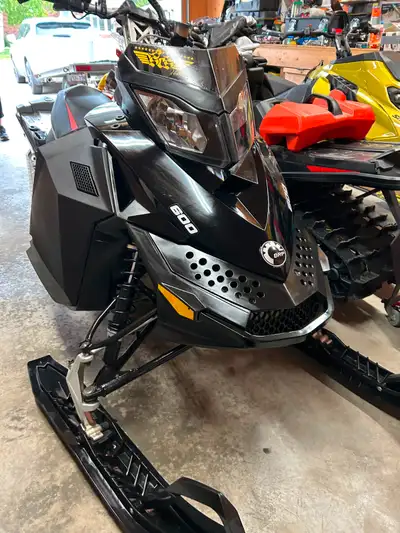 2015 Summit 600. Has 2 up with backrest and a single. 146 track length x 2.5 inch paddle track.