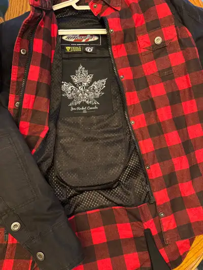 This Joe Rocket Canada motorcycle jacket is in excellent condition, offering both style and protecti...