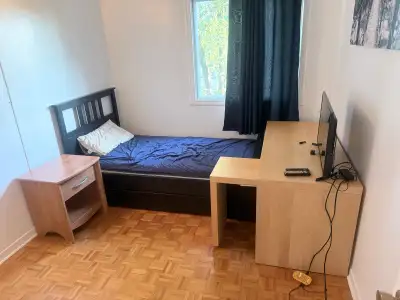 Une chambre à louer à Laval dans 4 et demi cartier très calme , sa viens avec un lit simple et matel...