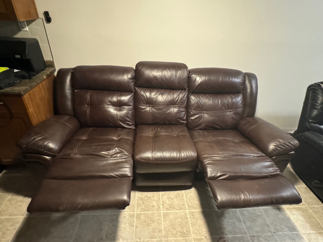 Top Grain Leather Reclining Couch in Couches & Futons in Edmonton - Image 2