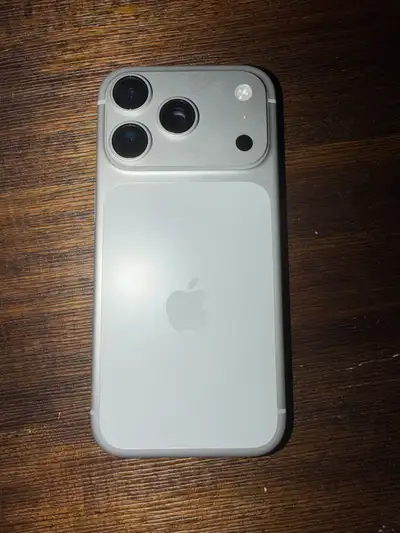 • comes with AppleCare (expires Oct 2027) • great condition • excellent battery life • selling with...