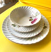 A touch of class to your dinner table! Vintage fine English chin