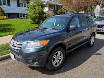 2012 Hyundai Santa Fe, 4-cylinder, manual transmission. 289,000 km. Runs and drives. Clean interior....