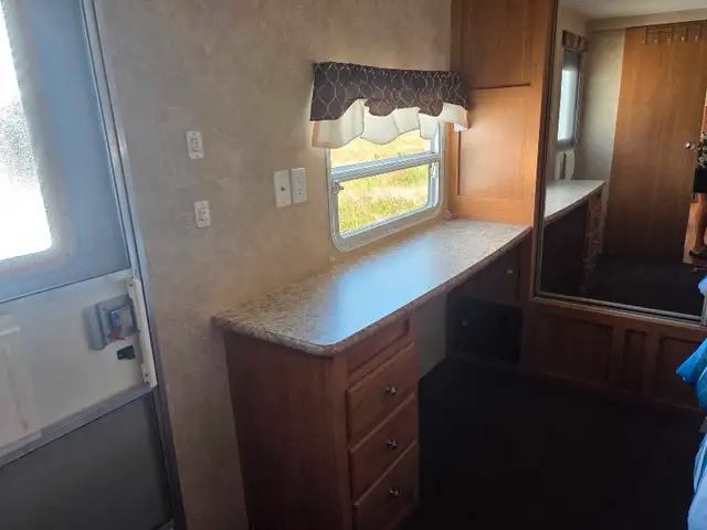 2010 Wildwood 33FKSS 2 SLIDES REAR MASTER BEDROOM in Travel Trailers & Campers in Bedford - Image 11