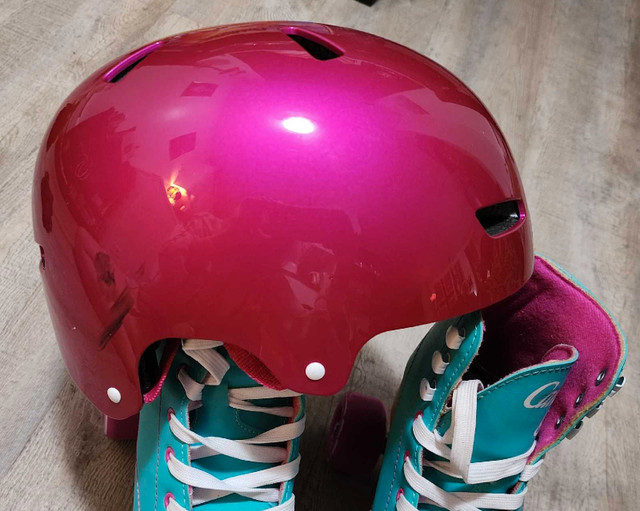 Skate helmet and pads in Skates & Blades in Edmonton