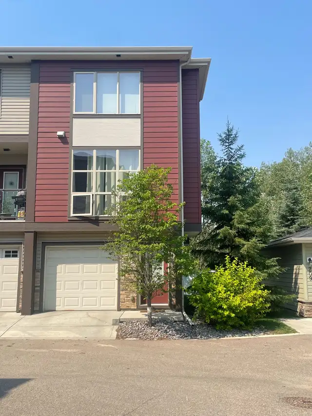 Pet friendly 2 bedroom 2.5 bathroom for rent in Red Deer