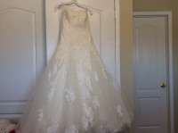 Lace sweetheart neckline wedding gown