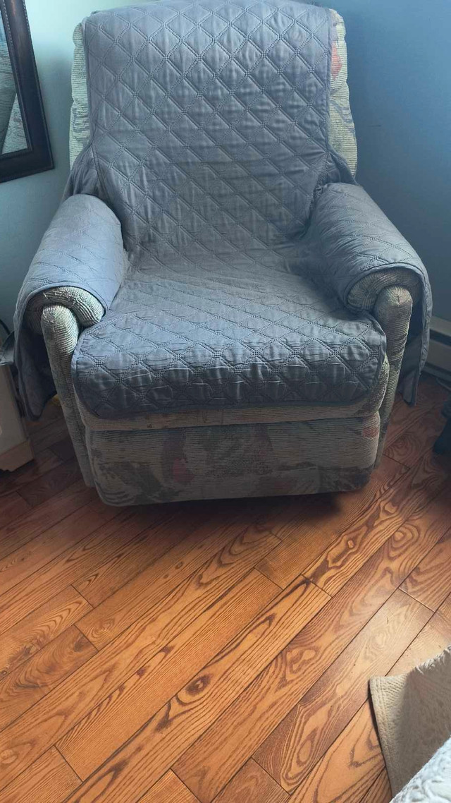 petit fauteuil inclinable manuel dans Chaises, Fauteuils inclinables  à Laval/Rive Nord