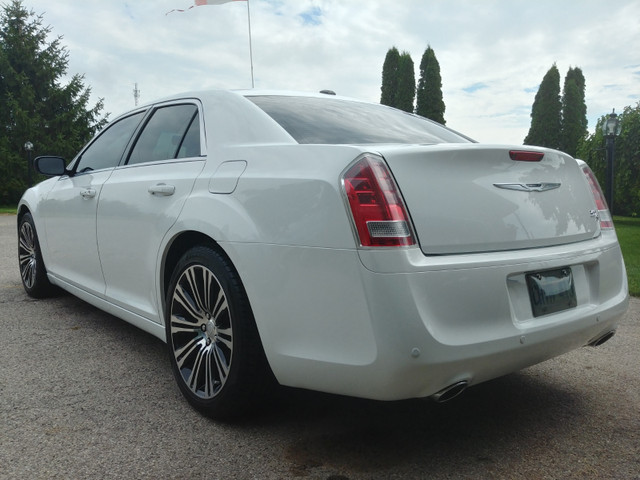 2013 Chrysler 300s HEMI in Cars & Trucks in Grand Bend - Image 2