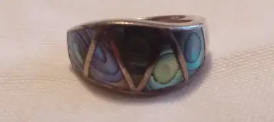 A BEAUTIFUL VINTAGE SIZE 7 - 925 STERLING SILVER RING DECORATED WITH FIVE RINY MOTHER OF PEARL SHELL...