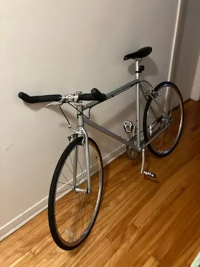 Great condition single speed/fixie made in Canada https://moosebicycle.com/products/valhalla