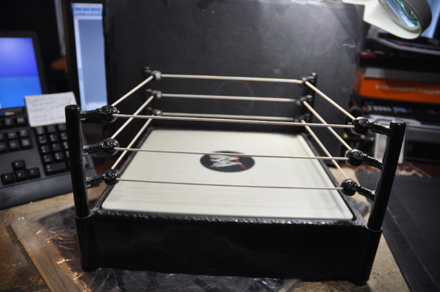 Wrestling Ring toy figure version 2 RAW With Spring Loaded WWE dans Art et objets de collection  à Victoriaville