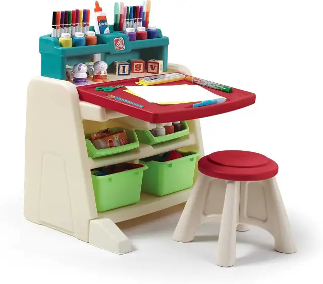 Step2 Easel Desk in Toys & Games in City of Toronto - Image 2