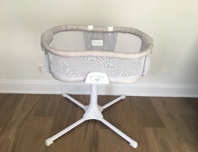 Baby Bassinest Halo swivel sleeper in Cribs in Markham / York Region
