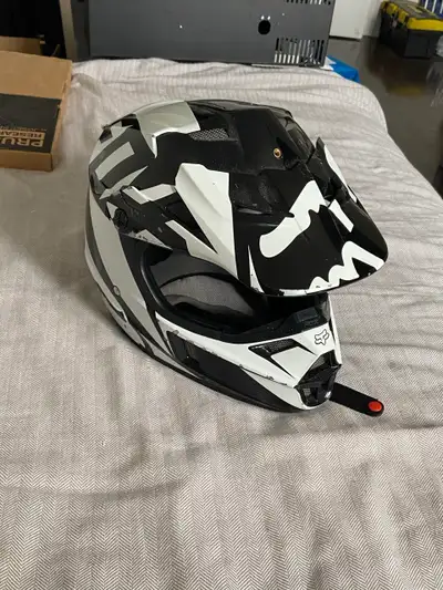 Moto cross full face helmet Fox V1. Size youth S. Also fits on not big adult head, like it fits on m...