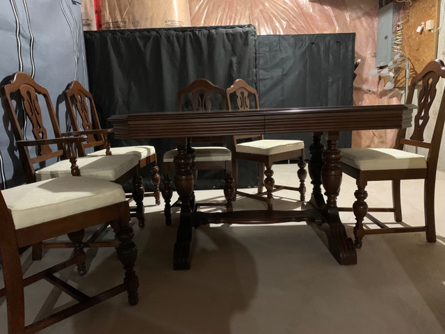 Antique dining room table with 6 chairs early 1900 in Dining Tables & Sets in St. Catharines - Image 2