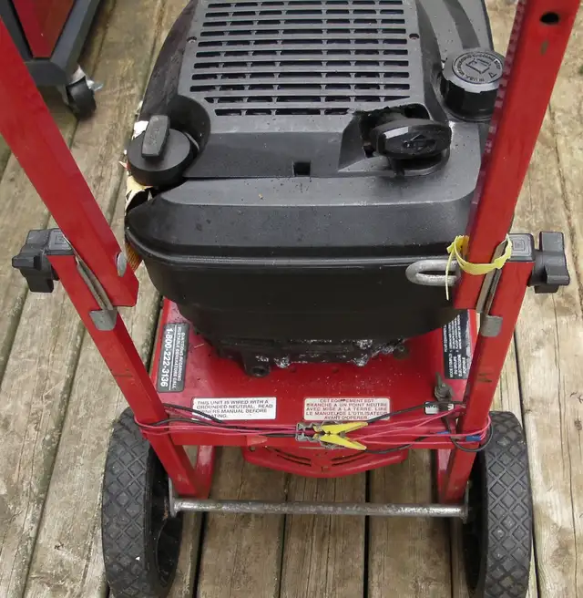 Craftsman 2KW 4 stroke gas generator - Briggs 5.5 Quantum Engine in Electrical in Charlottetown - Image 8