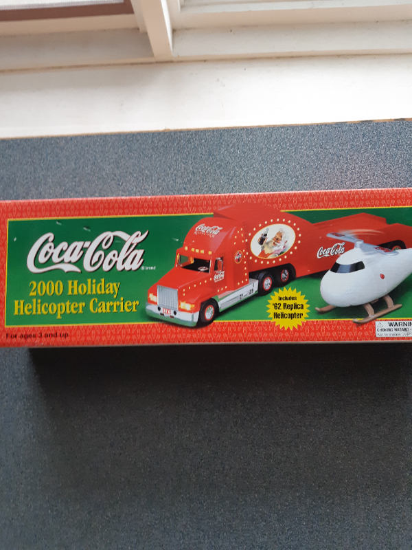 Semi remorque a baterie 2000 coca-cola Holiday Helicopter in Arts & Collectibles in Lévis - Image 8