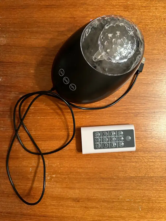 Projection lamp/night light in Indoor Lighting & Fans in Ottawa - Image 2