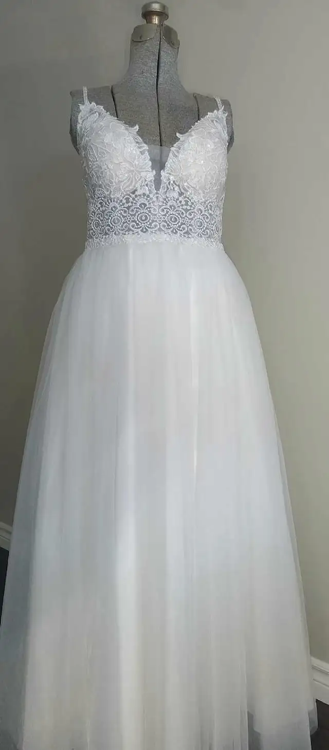 Wedding dress in Wedding in Kawartha Lakes - Image 5