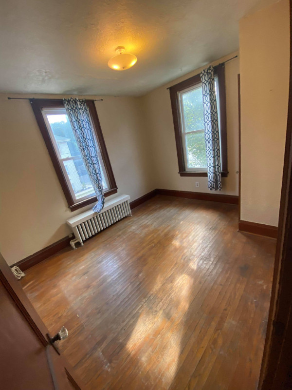 1 Bedroom Available in a 2 Bedroom Apartment Close to UofG Long Term