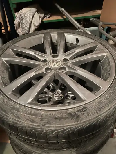 J'ai un ensemble de pneus et de jantes Volkswagen de 235/40 R19 en bon état à vendre. Ils proviennen...