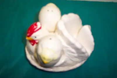 Poule avec salière et poivrière, View more